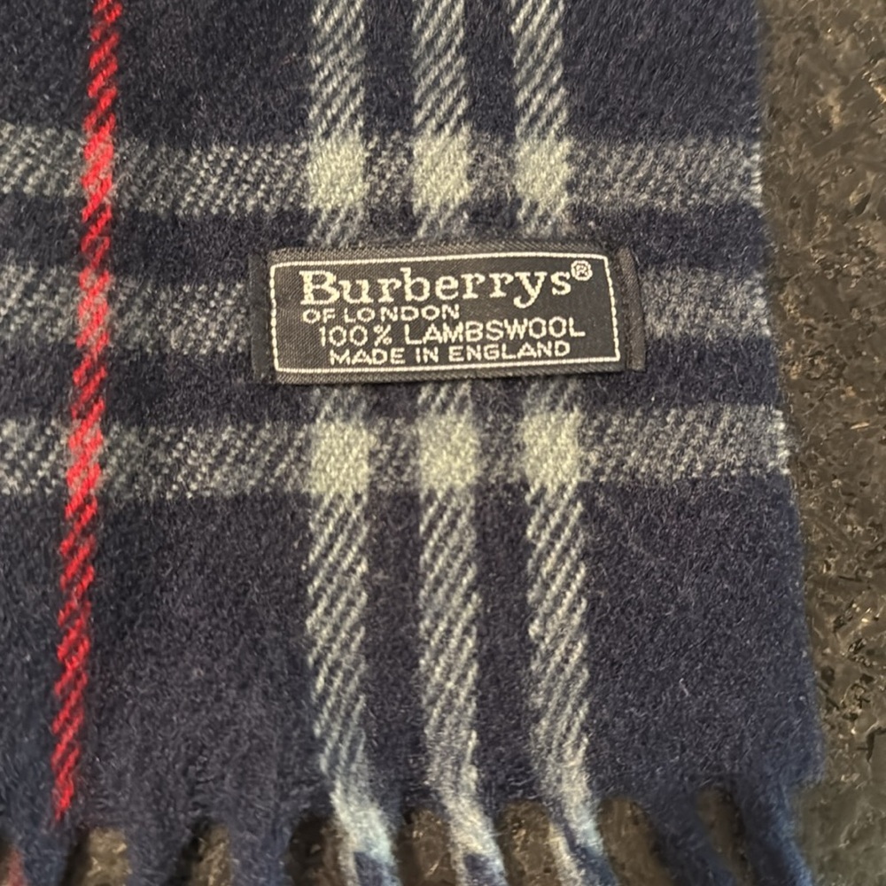 EUC Burberrys vintage scarf made in London 💯 Lambswool Dry Clean Only - Picture 2 of 3